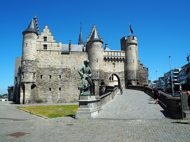 Het Steen tourist information with Lange Wapper statue in Antwerpen