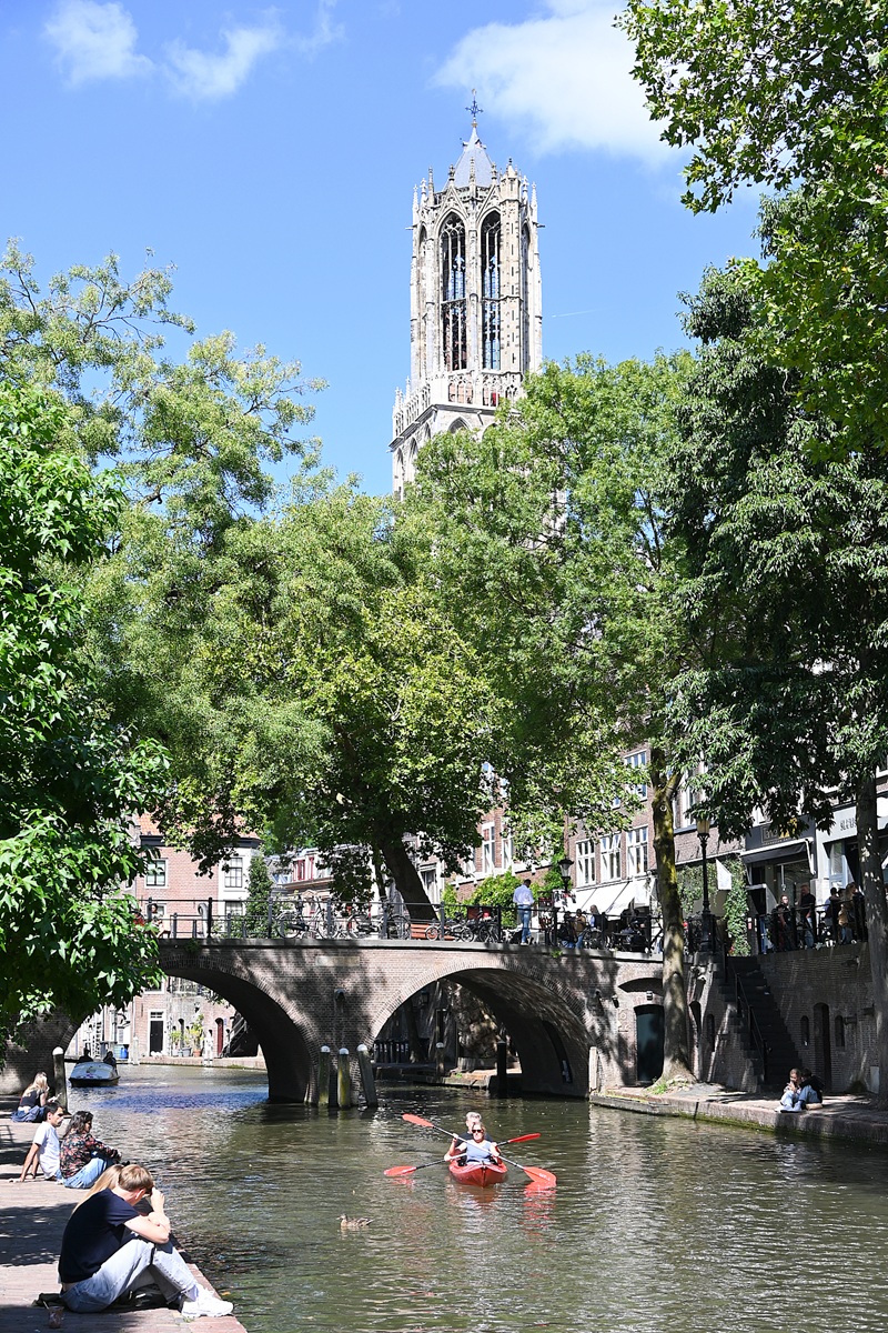 Utrecht domtoren en oude gracht in de zomer