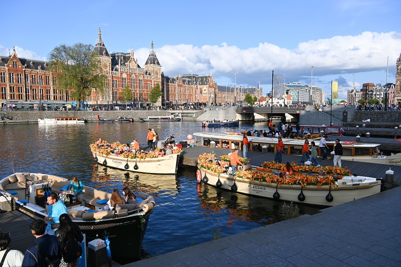 boat tours leaving from Amsterdam Central Station