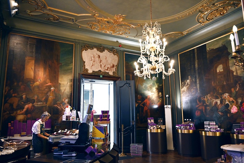 chocolate shop inside Paleis op de Meir Antwerpen