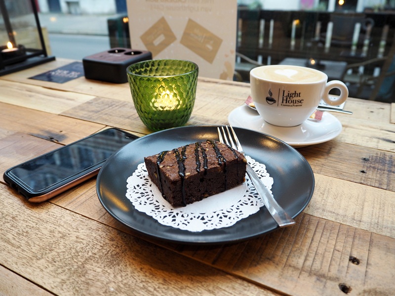 coffee and cake at Lighthouse cafe antwerpen