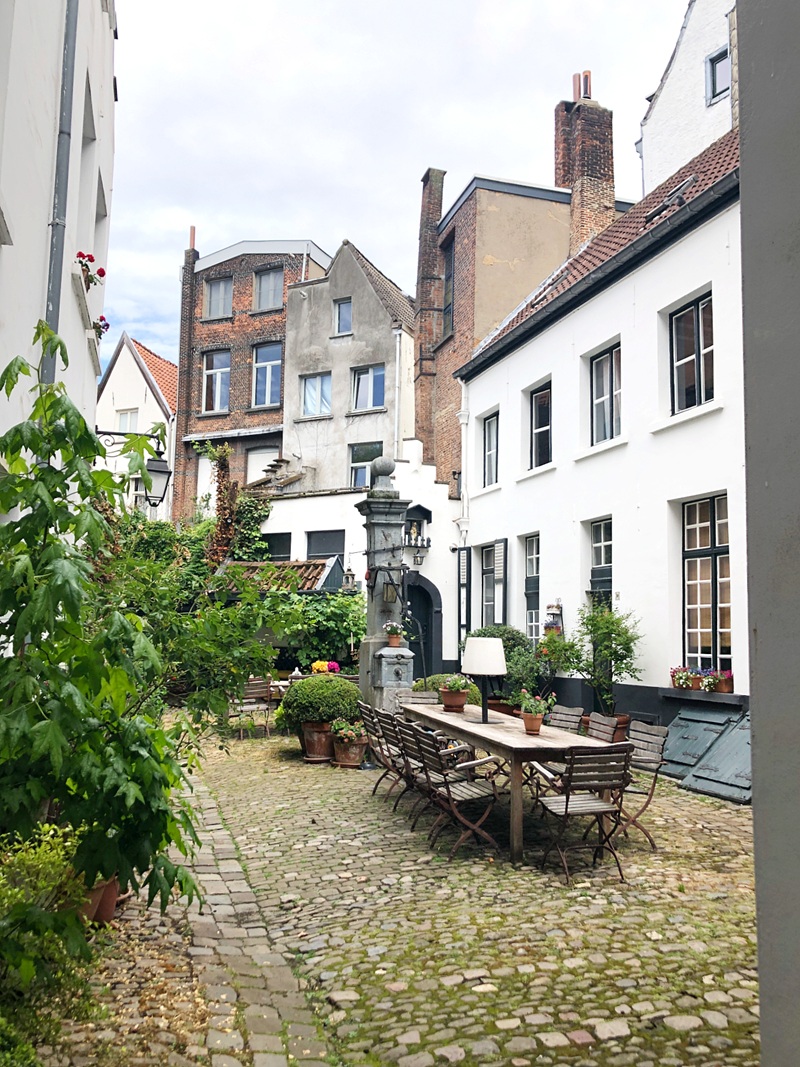 hidden medieval courtyard in antwerp
