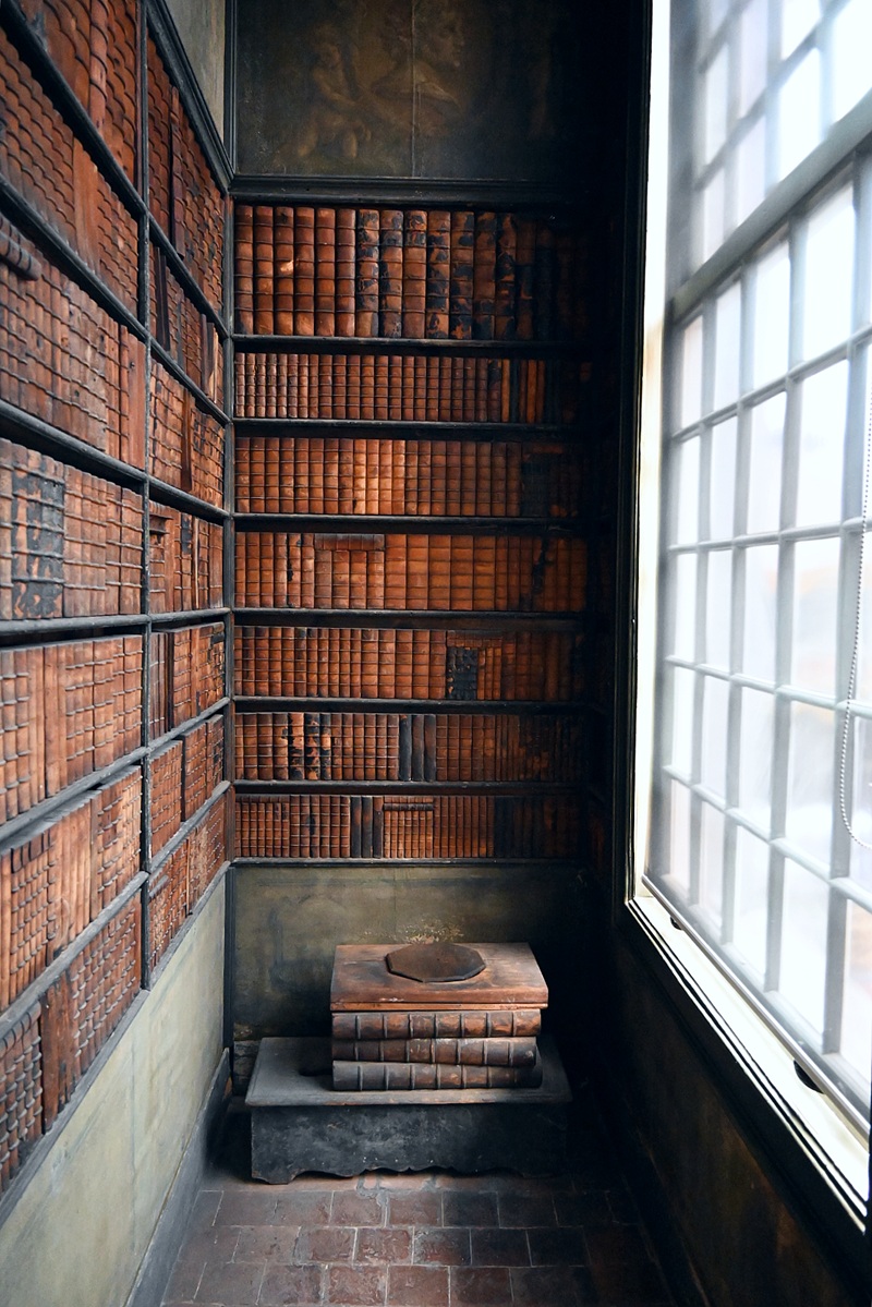 toilet surrounded by books hofkamer antwerp